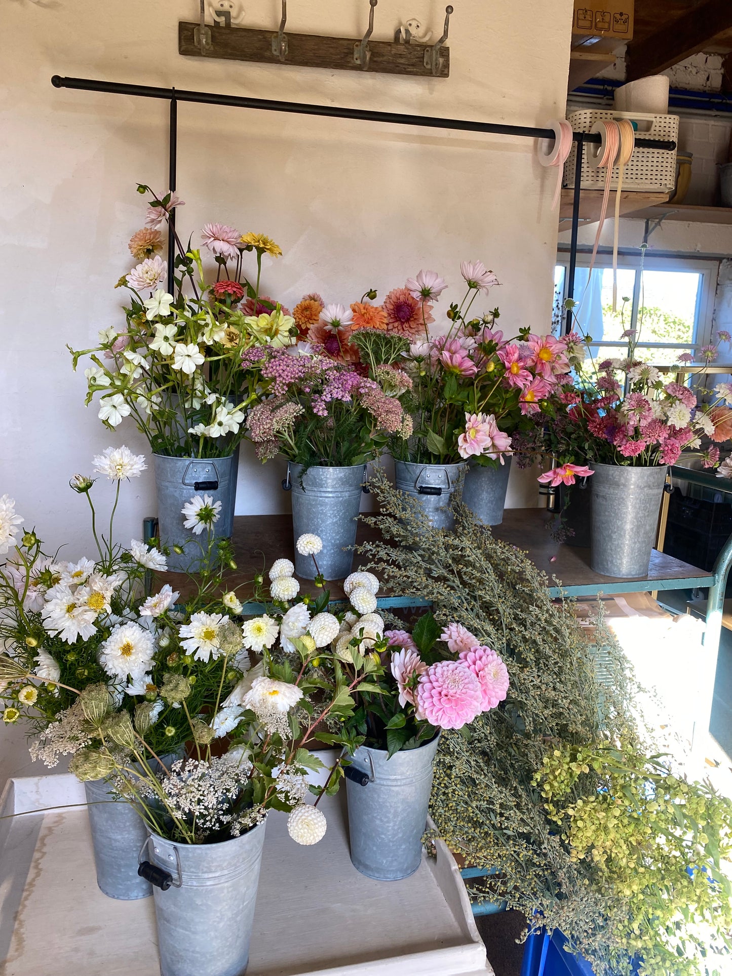 Workshop: Lernen, locker und nachhaltig mit Blumen direkt aus dem Schnittgarten zu arrangieren.