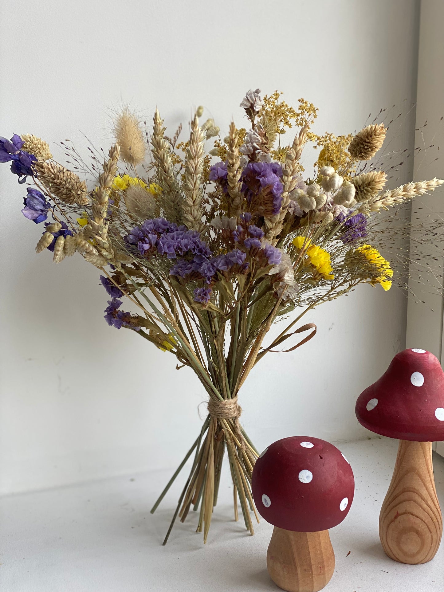 Small bouquet of dried flowers color mix