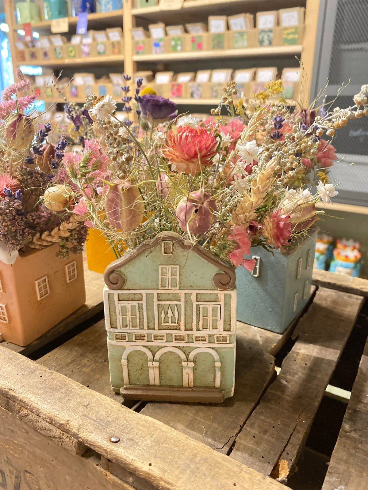Huisje keramiek met droogbloemen - Tuinkabouter Chrisje