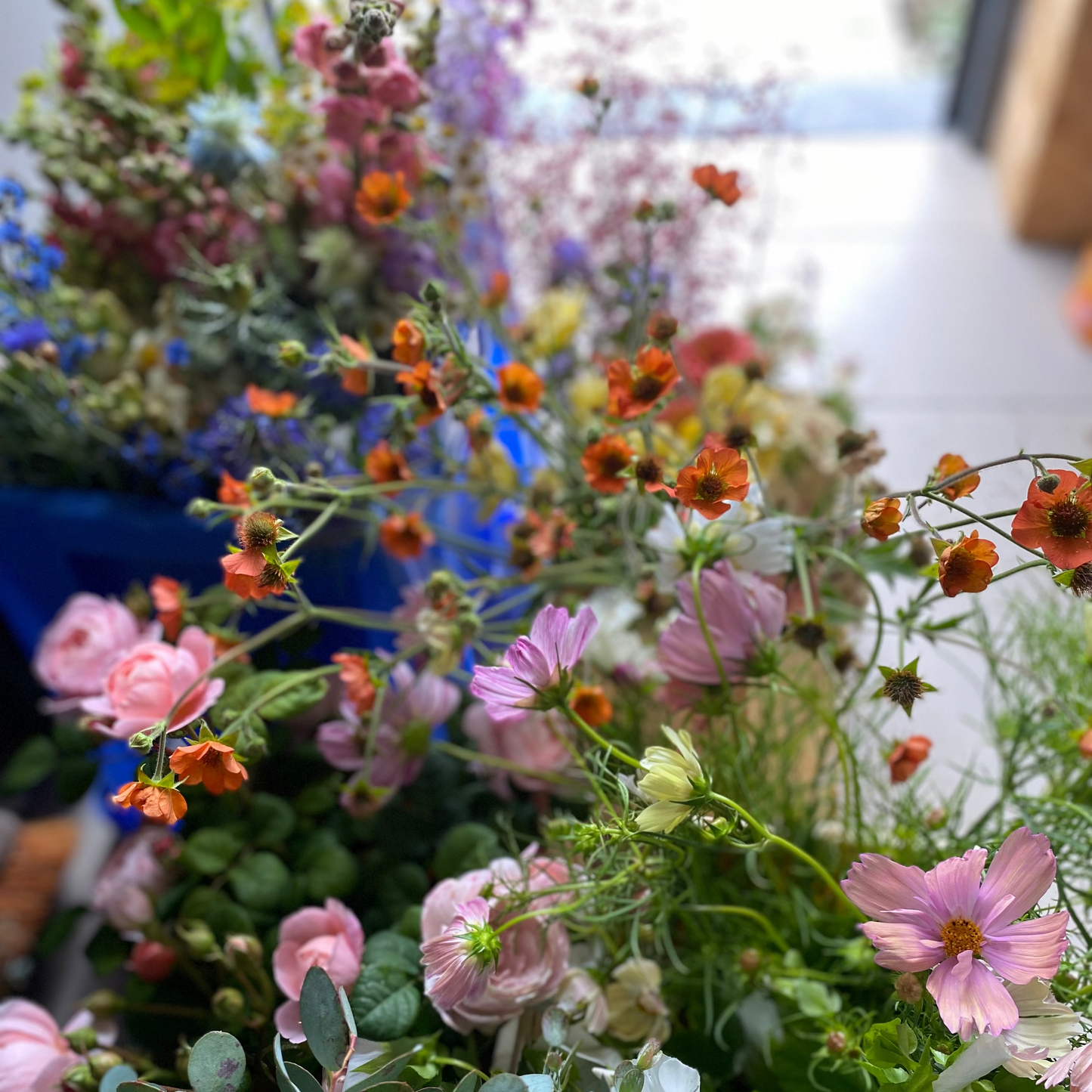 Seau de fête de fleurs de saison