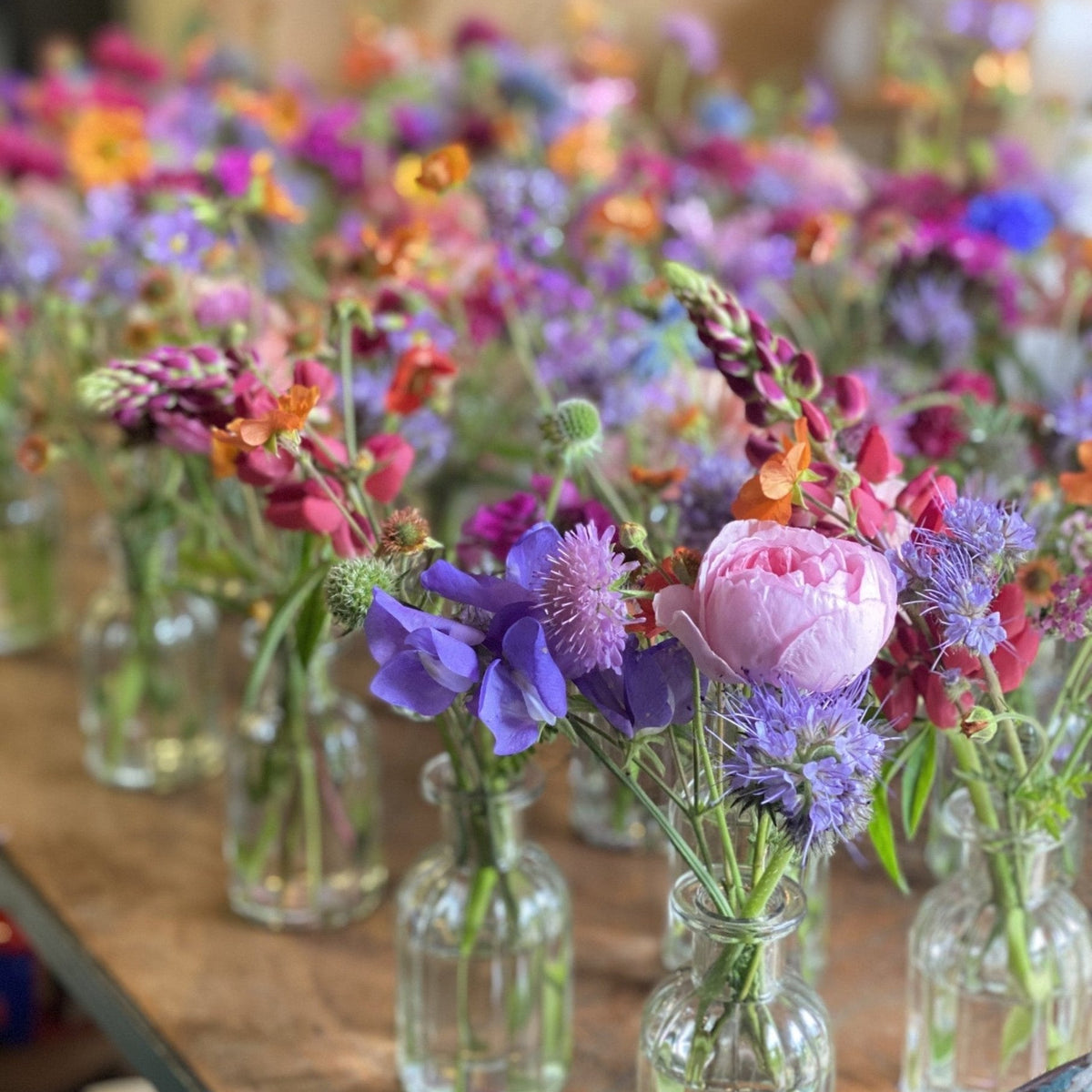 Tafelvaasje met verse bloemen - Tuinkabouter Chrisje