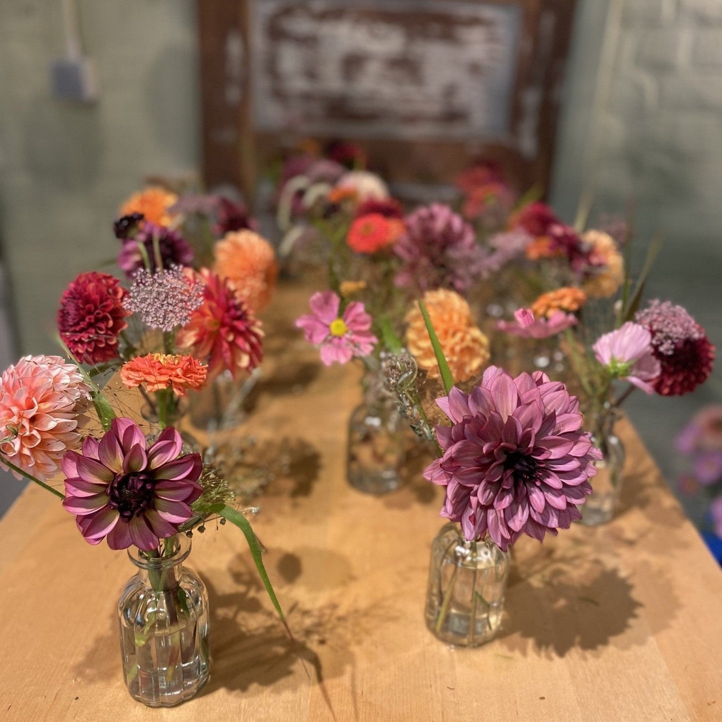 Tafelvaasje met verse bloemen - Tuinkabouter Chrisje