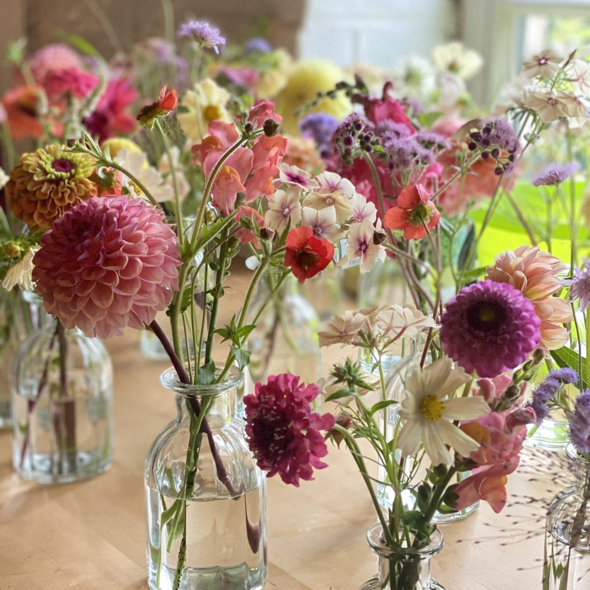 Tafelvaasje met verse bloemen - Tuinkabouter Chrisje