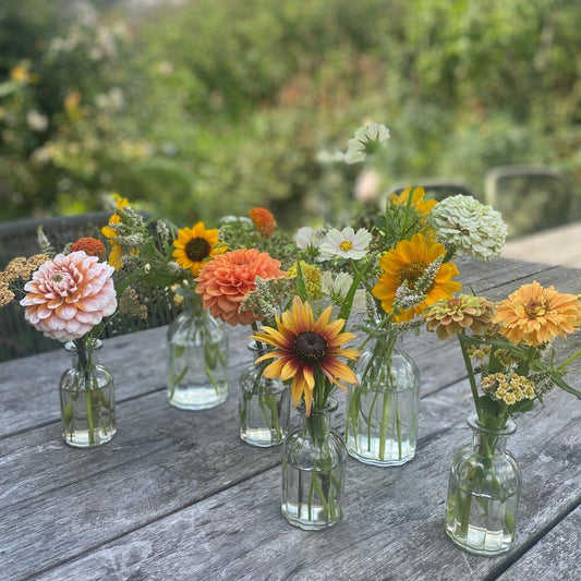 Tafelvaasje met verse bloemen - Tuinkabouter Chrisje