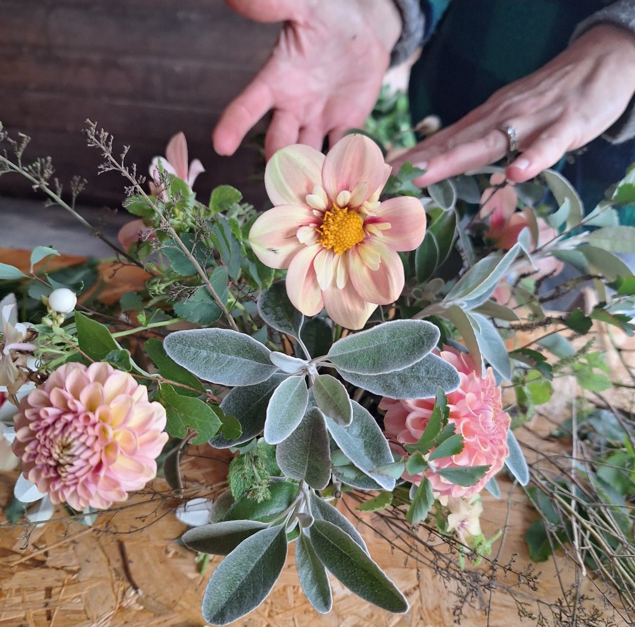 Workshop: Duurzaam bloemschikken – maak een tafelstuk met kenzan & schaal - Tuinkabouter Chrisje