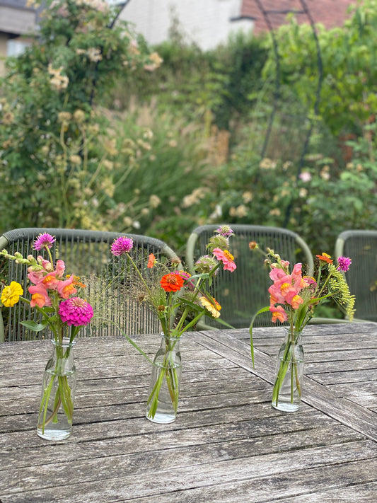 Tafelvaasje met verse bloemen