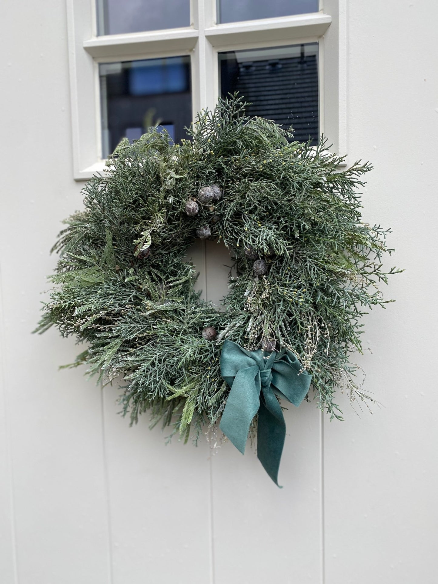 Blauwgrijze kerstkrans met strik - 30 cm - Tuinkabouter Chrisje