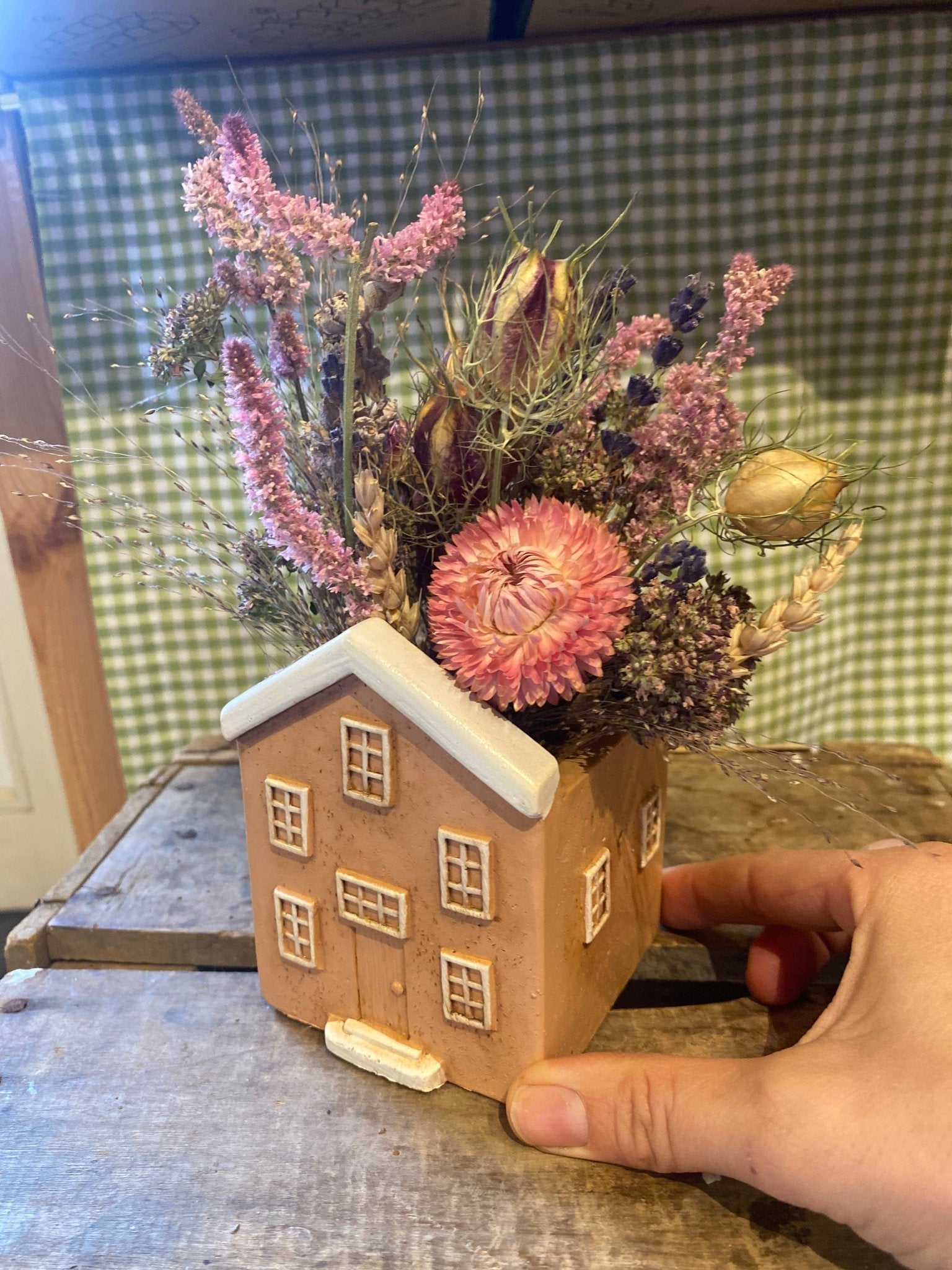 Huisje keramiek met droogbloemen - Tuinkabouter Chrisje