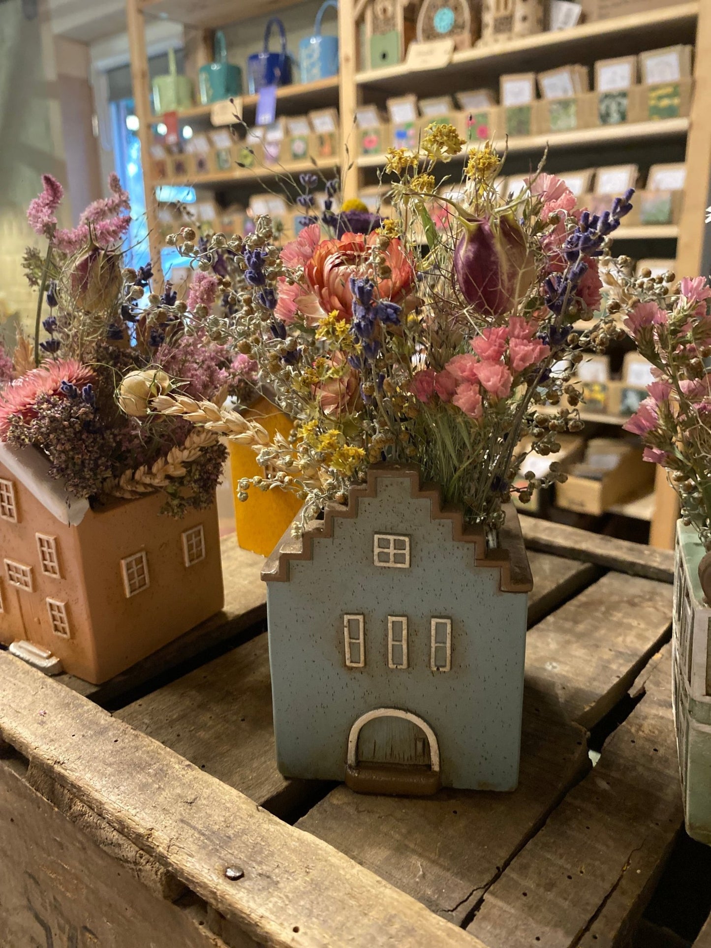 Huisje keramiek met droogbloemen - Tuinkabouter Chrisje