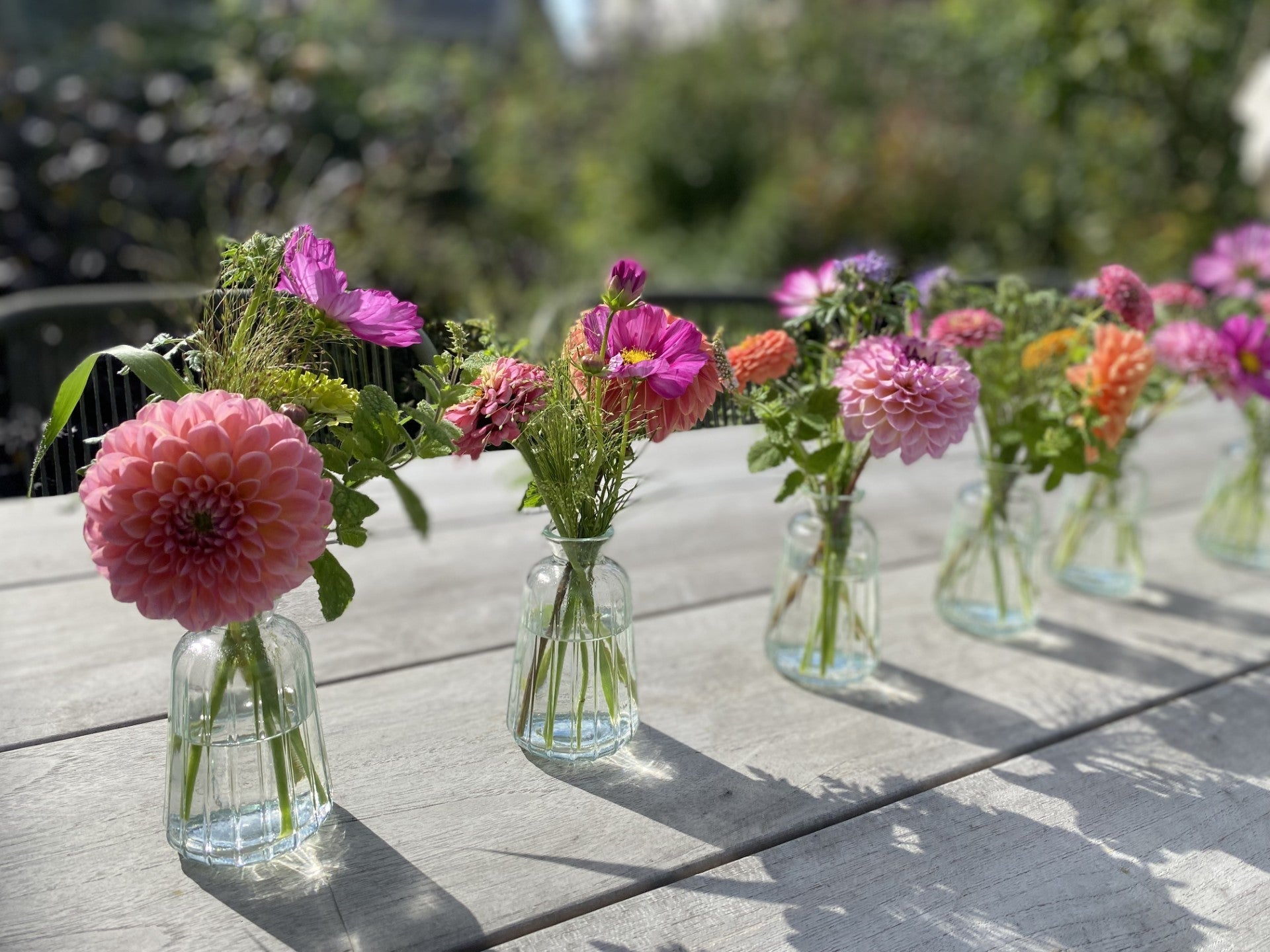 Tafelvaasje met verse bloemen - Tuinkabouter Chrisje