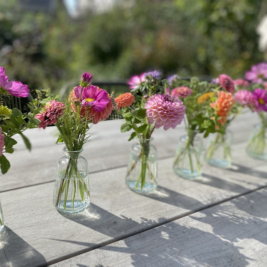 Tafelvaasje met verse bloemen - Tuinkabouter Chrisje