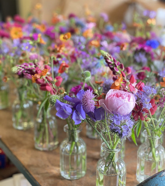 Tafelvaasje met verse bloemen - Tuinkabouter Chrisje
