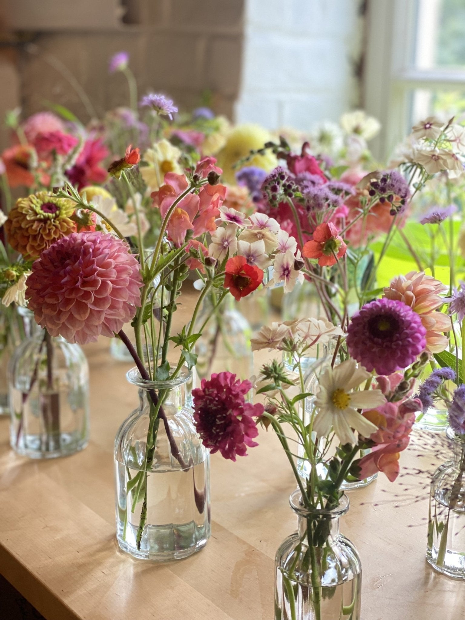 Tafelvaasje met verse bloemen - Tuinkabouter Chrisje